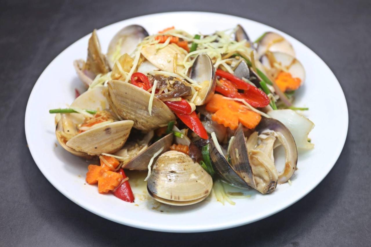 Stir-Fried Clams with Ginger